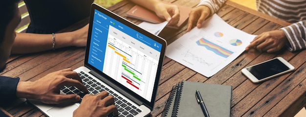 Software di pianificazione del progetto per la gestione dei progetti aziendali alla moda sullo schermo del computer che mostra il grafico della sequenza temporale del progetto di squadra