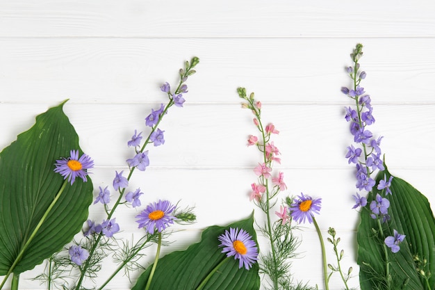 Soggetto estivo, fiori su lavagna bianca