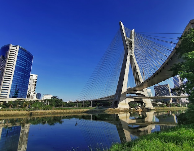 Soggiornato Bridge a San Paolo attraverso i Pinheiros.