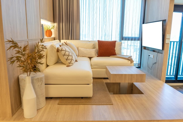 Soggiorno bianco con divano finestra del condominio Lusso e paesaggio estivo Interior design scandinavo modello interior livine room