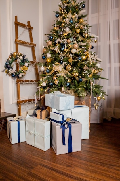 soggiorno con albero di Natale e decorazioni. serata accogliente e calda Interior design, albero