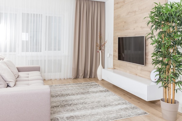 Soggiorno con divano e tv led su parete in legno