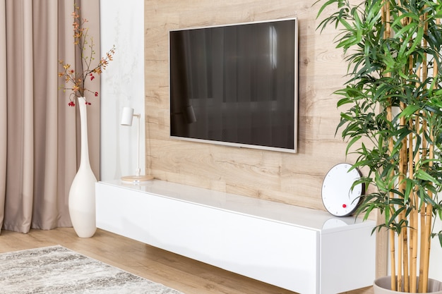 Soggiorno con divano e tv led sulla parete di legno