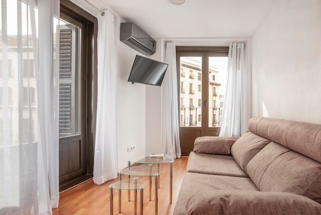 Soggiorno con gazebo divano letto tavolini tv e aria condizionata in un appartamento in affitto per le vacanze