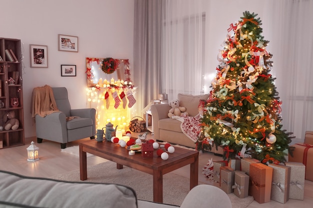 Soggiorno decorato con un bellissimo albero di Natale