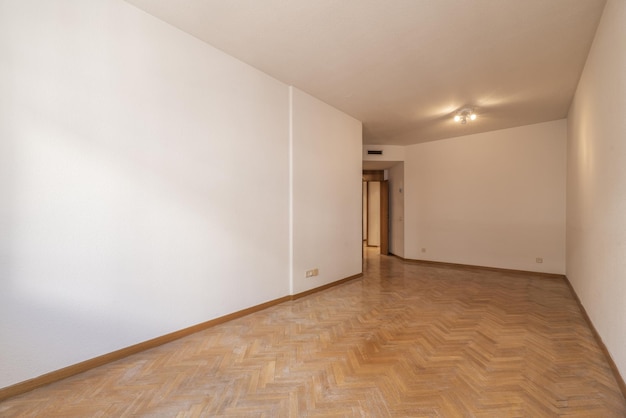 Soggiorno di una casa con pavimento in parquet di rovere francese disposto a spina di pesce