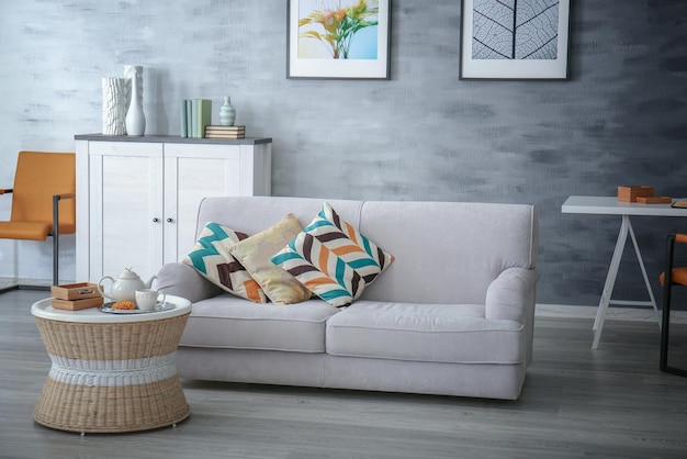 soggiorno moderno con divano e mobili
