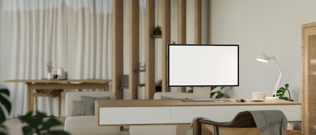 Soggiorno scandinavo minimo con mockup di computer workstation su tavolo in legno minimo