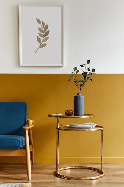 Soggiorno unico in interni in stile moderno con divano di design, elegante tavolino da caffè in oro, cornici, fiori in vaso, decorazioni e accessori per l'arredamento della casa.