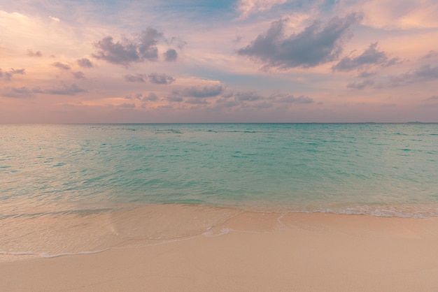 Sogno tramonto mare calmo. Il mare del paesaggio della spiaggia tropicale, l'orizzonte esotico dell'oceano si rilassano