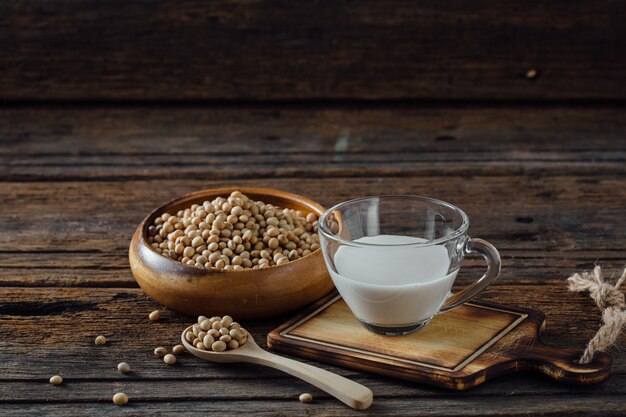 soia con latte sul tavolo di legno