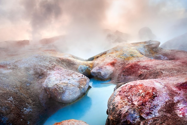 Sol de Manana geyser e fumarole nell'altopiano dell'Altiplano Bolivia Fumarole vapore all'alba