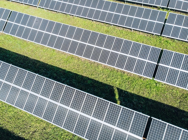 Solare Fotovoltaico di veduta aerea, filari di impianti solari sull'erba della fattoria. Vista dall'alto