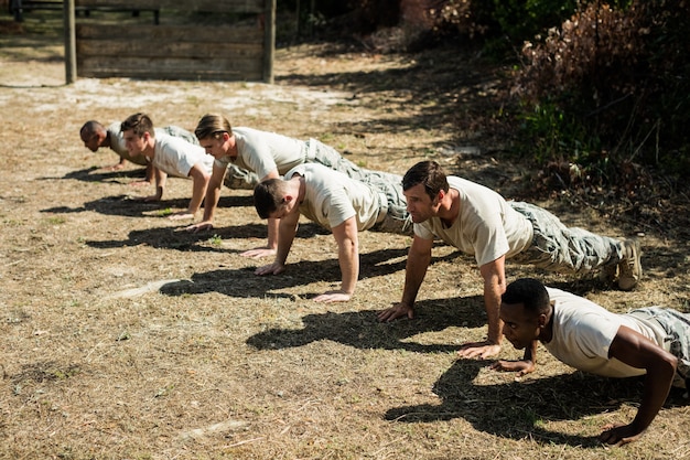 Soldati che eseguono esercizio pushup