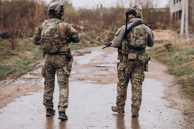 Soldati dell'esercito che combattono con le armi e difendono il loro paese