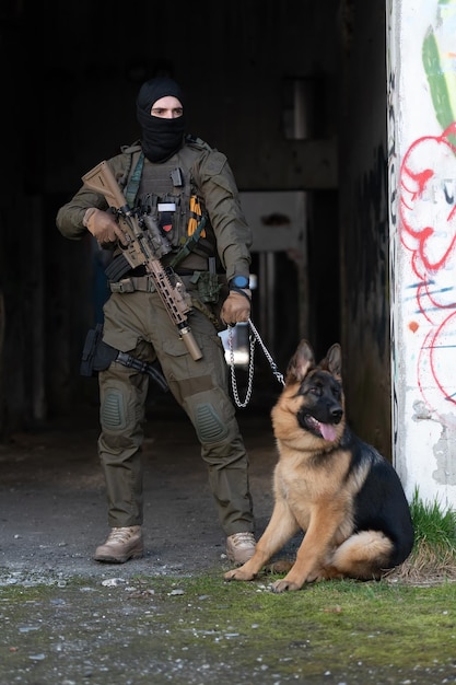 Soldati della Modern Warfare con un cane da lavoro militare in azione sul campo di battaglia. Foto di alta qualità