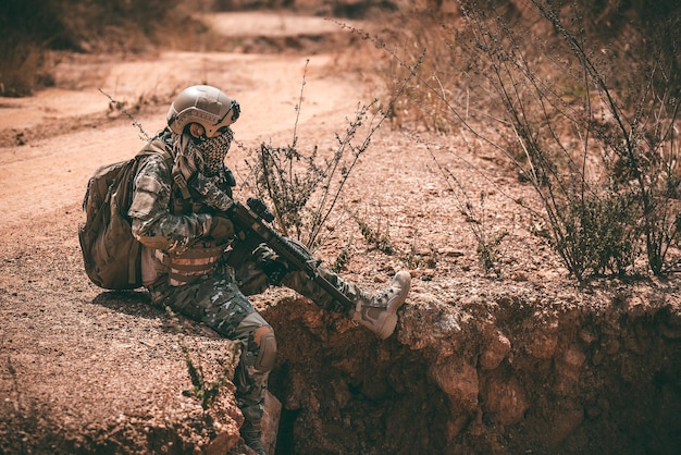 Soldati delle forze speciali in guerra nel deserto. Popolo della Thailandia Soldato dell'esercito pattugliava la prima linea