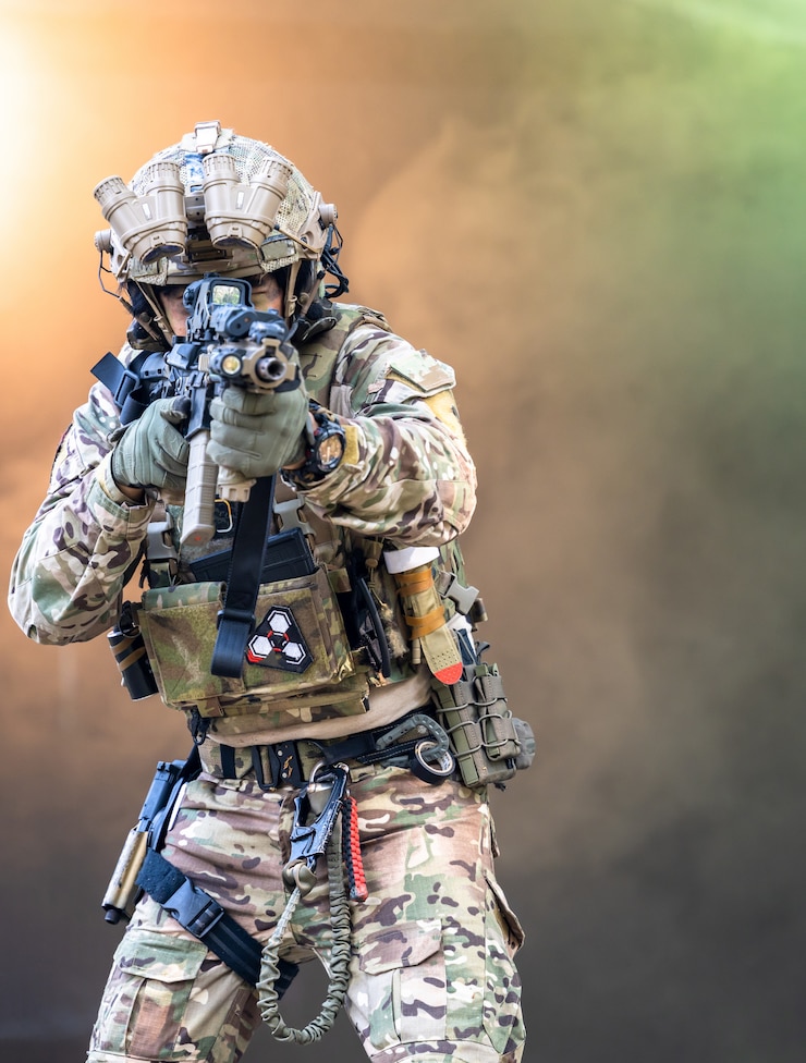 Foto soldati delle forze speciali, soldato dell'esercito in uniforme da combattimento protettiva con forze speciali di combattimento, fucile d'assalto, esercito militare in uniforme da combattimento protettiva.