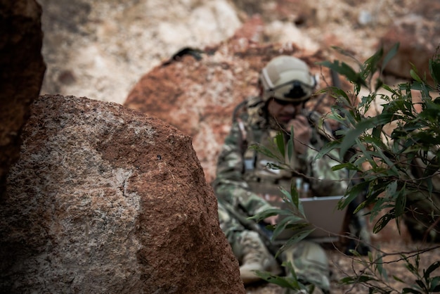 Soldati delle forze speciali sulle guerre nel desertoPopolo della ThailandiaIl soldato dell'esercito usa il laptop per vedere la mappa con il satelliteUso della radio per la comunicazione durante l'operazione militareFuoco selettivo