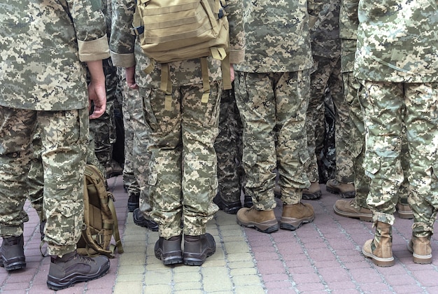 soldati in mimetica pixel militare vista dal basso
