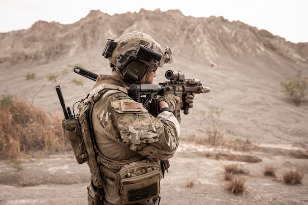 Soldati in uniforme di camuffamento che mirano con i loro fucili