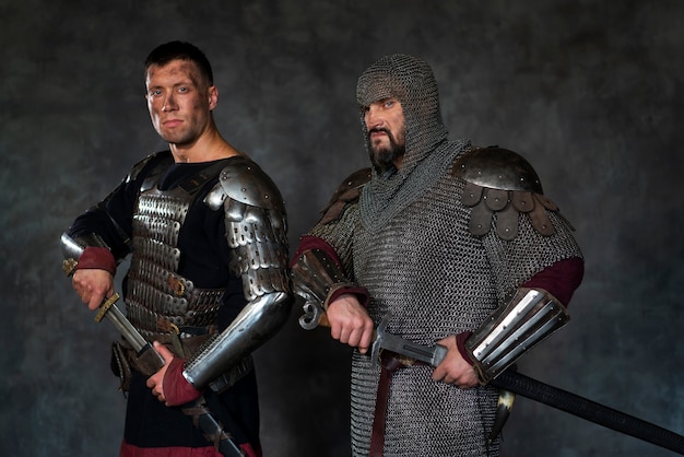 Soldati medievali del colpo medio che posano nello studio
