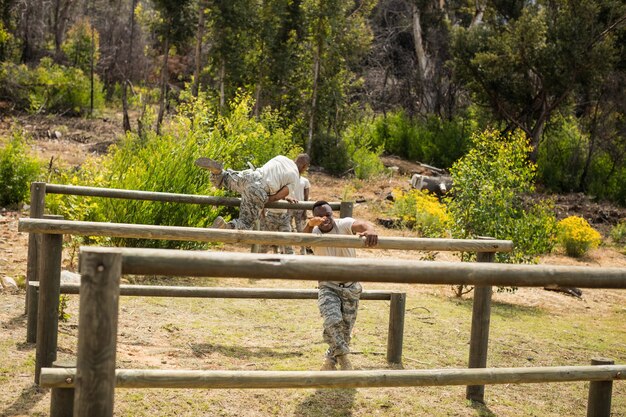 Soldati militari che si allenano sul percorso fitness