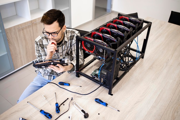 Soldato che costruisce un nuovo impianto di mining bitcoin