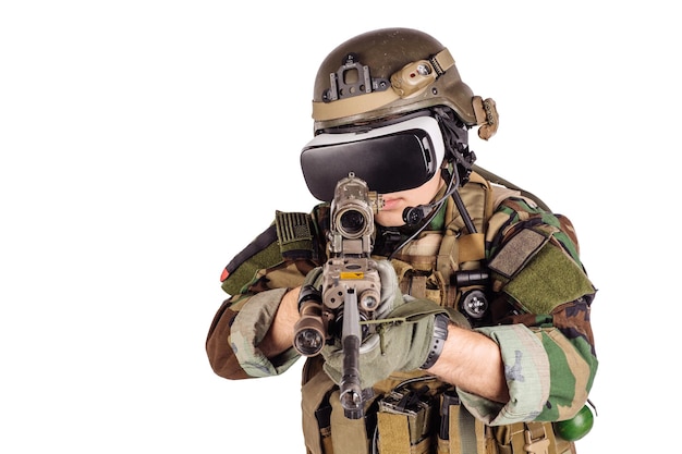 Soldato che indossa occhiali per realtà virtuale