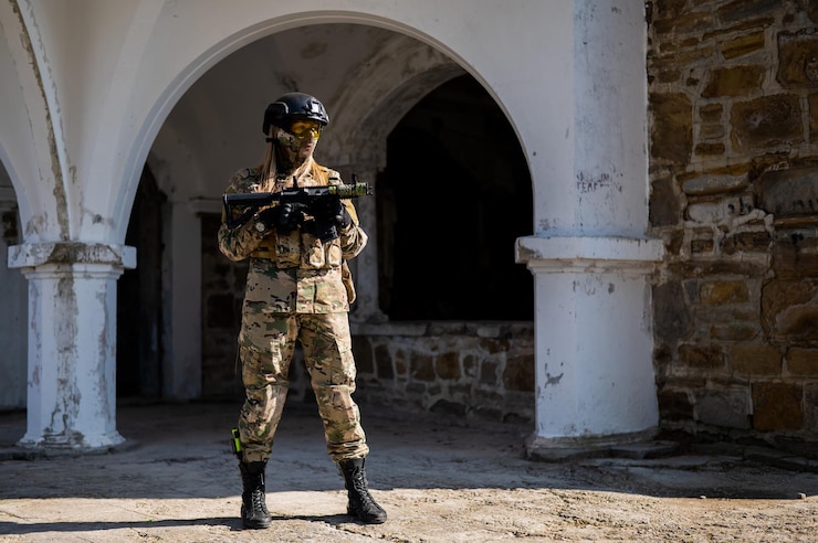 Foto soldato dell'esercito con il fucile contro l'edificio
