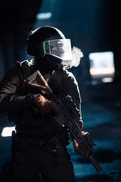 Soldato dell'esercito in uniformi da combattimento con un fucile d'assalto e un casco da combattimento con missione notturna su sfondo scuro. Effetto luce gel blu e viola. Foto di alta qualità