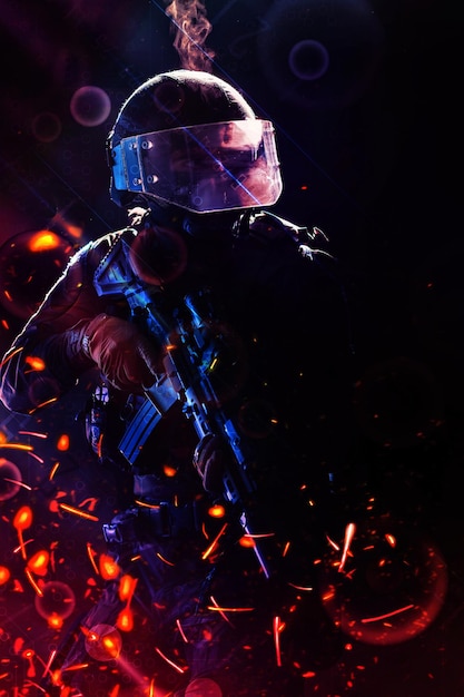 Soldato dell'esercito in uniformi da combattimento con un fucile d'assalto e un casco da combattimento con missione notturna su sfondo scuro. Effetto luce gel blu e viola. Foto di alta qualità