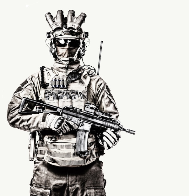 Soldato delle forze di operazioni speciali, combattente della squadra antiterrorismo, mercenario militare in maschera e dispositivo di visione notturna, armato di fucile a canna corta ritratto in studio isolato sfondo bianco