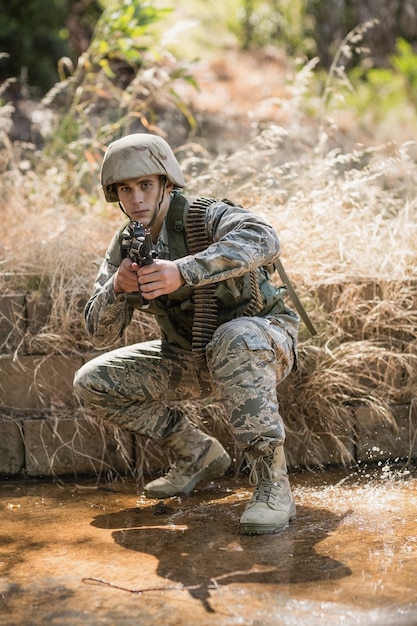 Soldato militare che mira con un fucile nel campo di addestramento