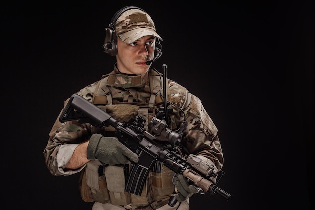Soldato ritratto o appaltatore militare privato che tiene fucile da cecchino esercito di guerra tecnologia arma e concetto di persone Immagine su sfondo nero