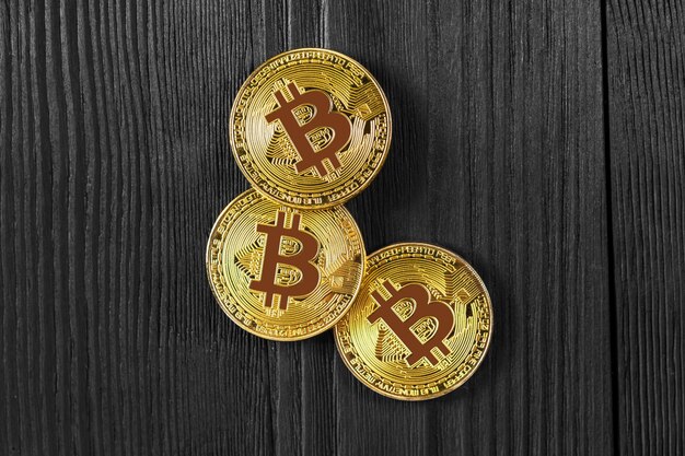 Soldi Bitcoin oro sul tavolo di legno. Crypto valuta elettronica