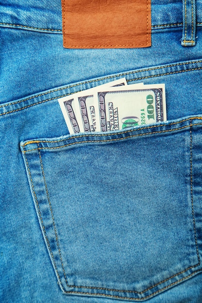 Soldi nella tasca dei jeans blu