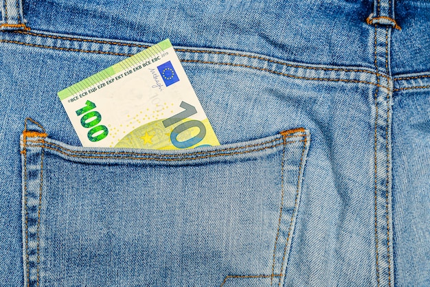 Soldi nella tasca dei jeans, cento euro nella tasca posteriore dei blue jeans. Concetto di ricchezza e prosperità. Posto per il testo. Copia spazio.