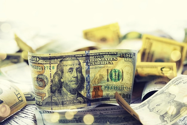 Soldi sparsi sulla scrivania Denaro US Dollar Bills sfondo Fotografia per i concetti di finanza ed economia