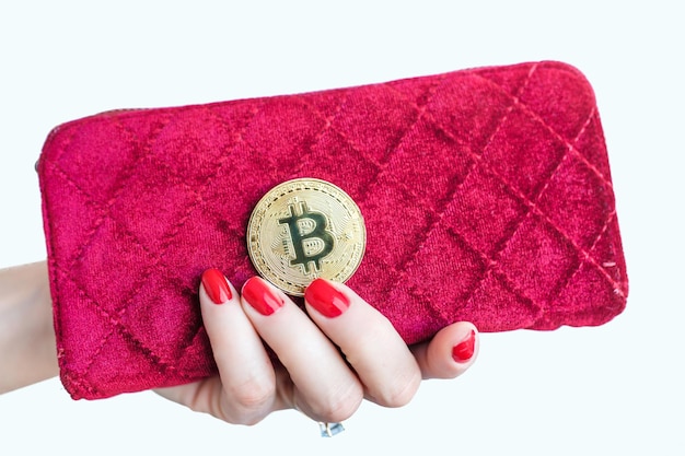 Soldi virtuali bitcoin d'oro su donne rosa tessuto borsetta dita con unghie rosse su una moneta isolata su sfondo bianco