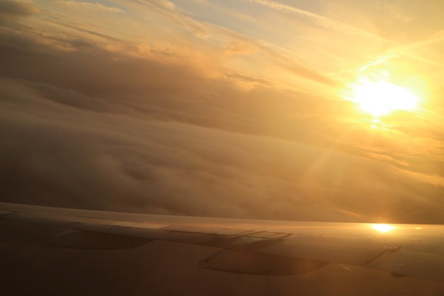 Sole abbagliante sul cloudscape visto dal finestrino dell'aereo
