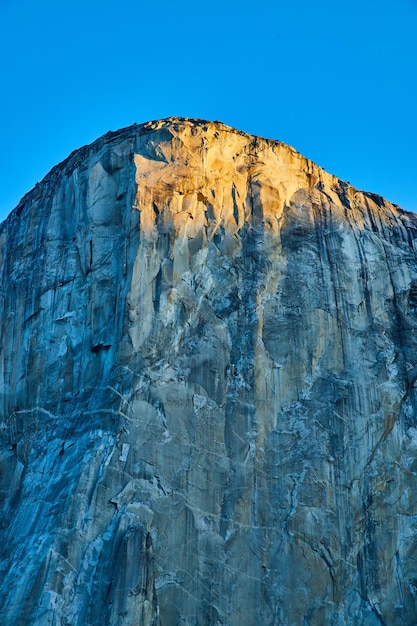 Sole che si insinua sulle iconiche scogliere di El Capitan nel Parco Nazionale di Yosemite