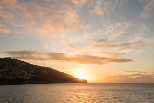Sole che sorge su Funchal in Madiera all'alba