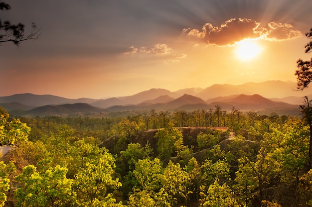 Sole che splende sopra il paesaggio delle montagne