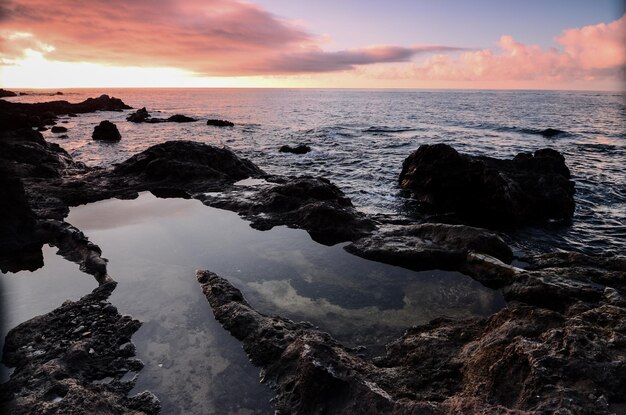 Sole che tramonta sull'Oceano Atlantico nelle Isole Canarie in Spagna