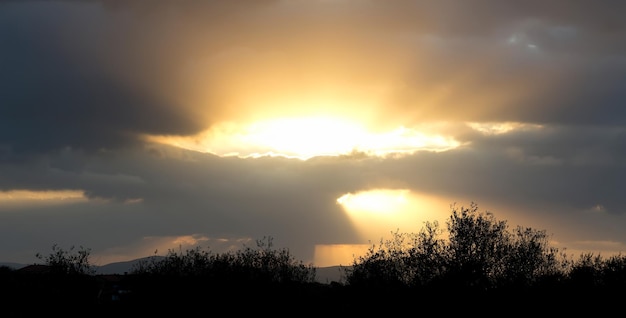 Sole che tramonta tra le nuvole