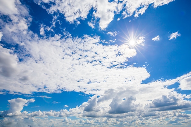 Sole, cielo e nuvole con l&#39;alba