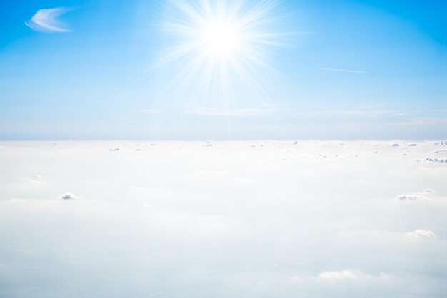 Sole con raggi sul cielo azzurro e bellissime nuvole bianche