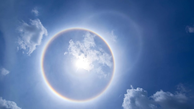 Sole corona nuvole arcobaleno e sfondo cielo blu Aureola circoscritta