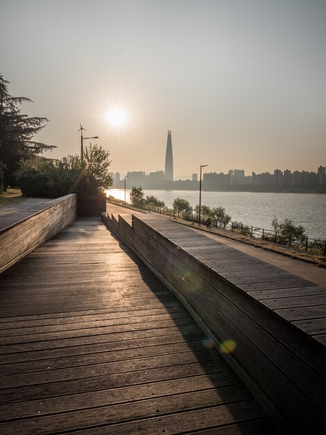 Sole del mattino a Seoul, in riva al fiume in una grande città